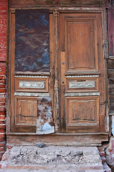 Een Oude Houten Deur Een Stenen Huis — Stockfoto