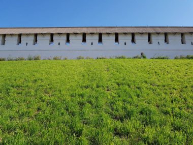 Beyaz duvarlar ve Astrakhan Kremlin Kulesi