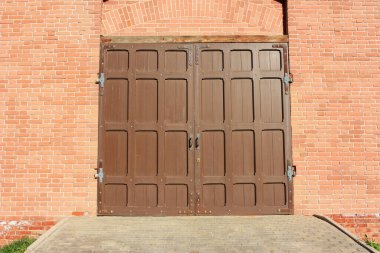 Eski bir taş binanın ahşap kapısı.