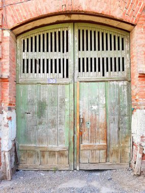 Eski bir taş binanın ahşap kapısı.