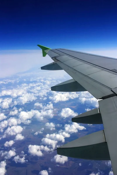 Aereo Vola Nel Cielo Blu — Foto Stock