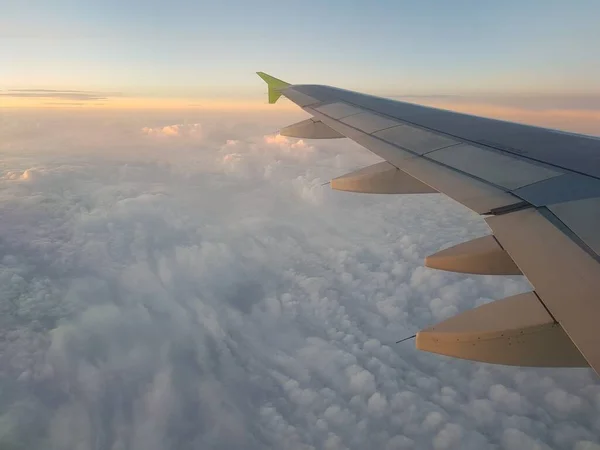 Avião Voa Céu Azul — Fotografia de Stock