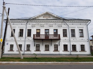 Ahşap pencereli antik taş bina