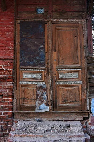 Деревянные Двери Старинном Каменном Здании — стоковое фото