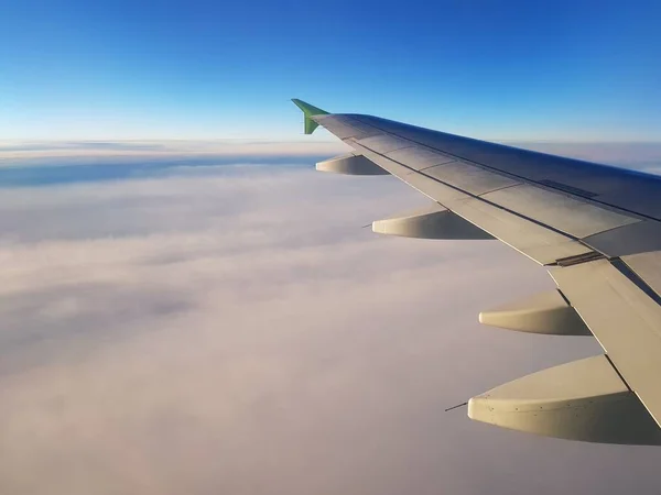 Het Vliegtuig Vliegt Blauwe Lucht — Stockfoto