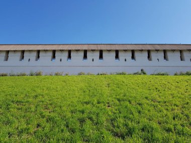 Astrakhan Kremlin 'in beyaz duvarları ve kuleleri