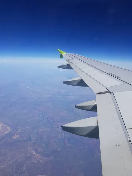 Samolot Leci Błękitnym Niebie — Zdjęcie stockowe