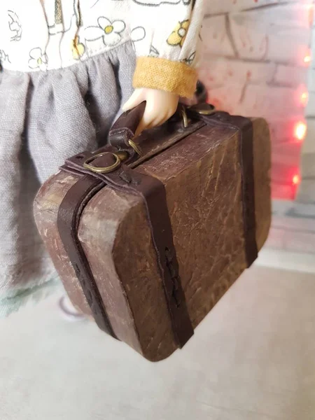 Лялька Тримає Іграшкову Валізу Руці — стокове фото