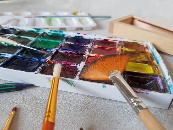 Sanatçı Için Fırçalar Renkli Boyalar — Stok fotoğraf