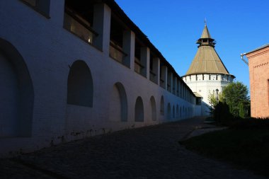 Astrakhan Kremlin 'in beyaz duvarları ve kuleleri