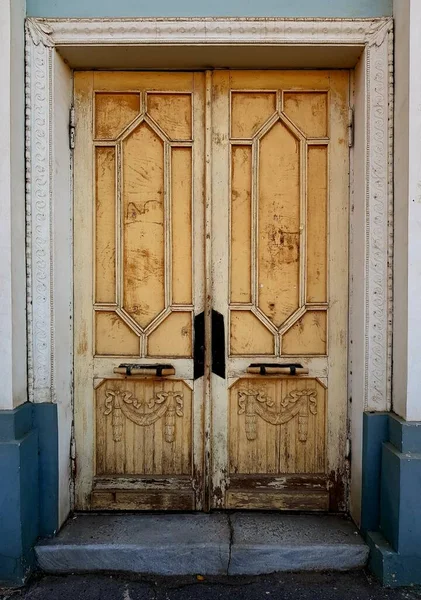 Oude Houten Deur Stenen Gebouw — Stockfoto