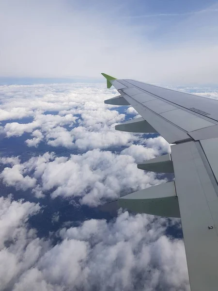 飛行機は青い空を飛ぶ — ストック写真