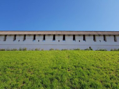 Astrakhan Kremlin 'in beyaz duvarları ve kuleleri