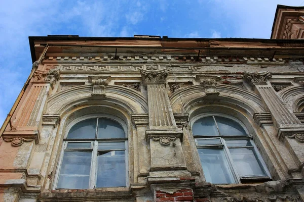 Taş Bir Binadaki Antik Ahşap Pencereler — Stok fotoğraf