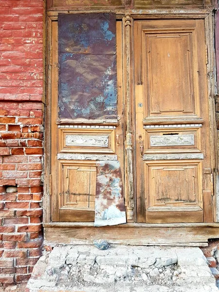 Taş Duvardaki Ahşap Kapı — Stok fotoğraf