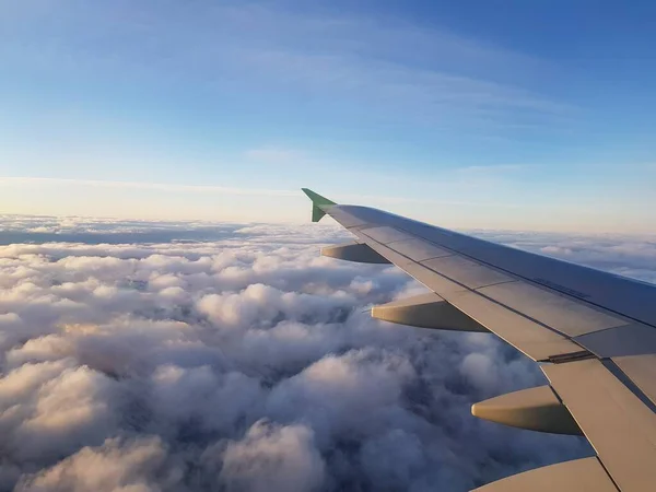 Avião Está Voando Céu Nublado — Fotografia de Stock