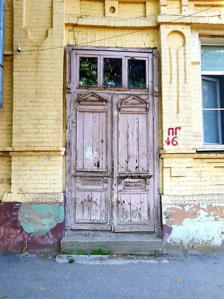 石楼的旧木门 — 图库照片