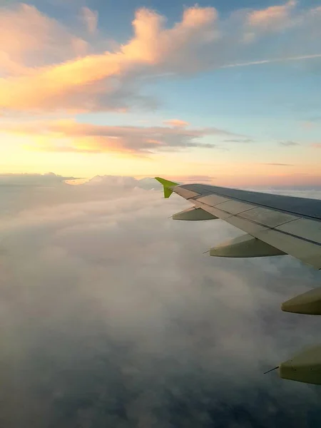 飞机在多云的天空中飞行 — 图库照片