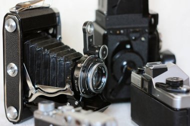 Klasik mesafe bulucu ve SLR film kameraları