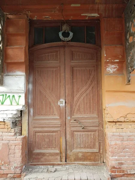 Старая Деревянная Дверь Каменном Здании — стоковое фото
