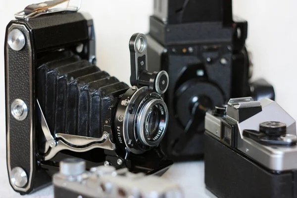 ヴィンテージレンジファインダーと一眼レフカメラ — ストック写真