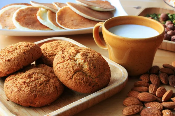 Печенье Орехи Молоко Завтрак — стоковое фото