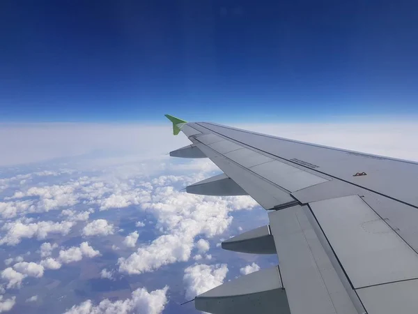 Avião Está Voando Céu Azul — Fotografia de Stock