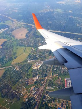 Uçak şehrin üzerinde uçuyor.