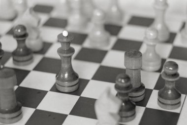 Satranç tahtasındaki siyah satranç kraliçesi