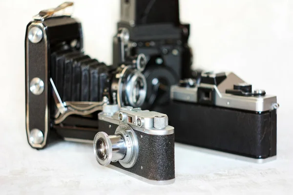 古いフィルムレンジファインダーと一眼レフカメラ — ストック写真