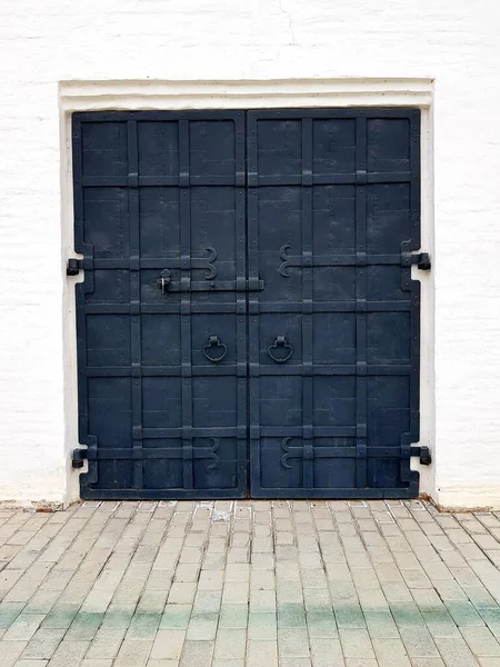 Antique Iron Door Stone Building — 图库照片