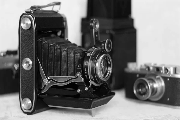 アンティークフィルムレンジファインダーと一眼レフカメラ — ストック写真