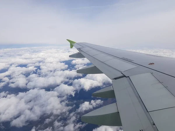 Das Flugzeug Fliegt Den Blauen Himmel — Stockfoto