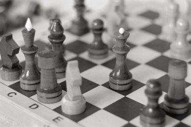 Satranç standart satranç tahtası üzerinde siyah