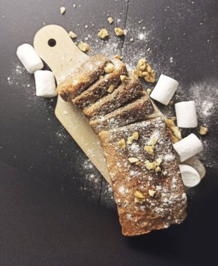 Kahvaltıda tatlı kek ve lokum.