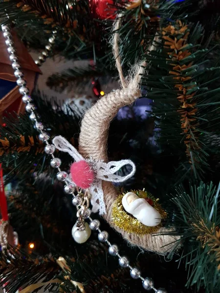 Подарки Украшения Висят Рождественской Елке — стоковое фото