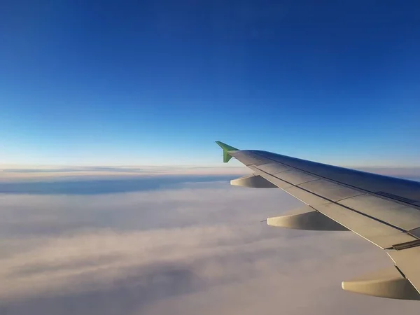 Αεροπλάνο Πετάει Στον Γαλάζιο Ουρανό — Φωτογραφία Αρχείου
