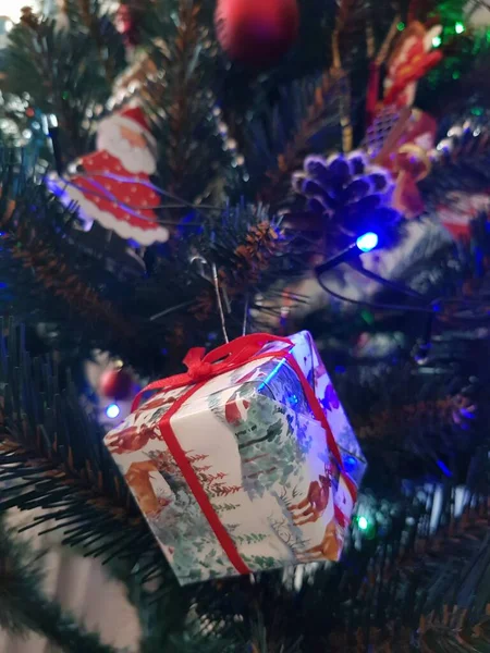 Подарки Украшения Висят Рождественской Елке — стоковое фото
