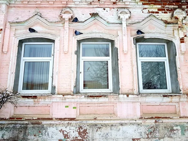 Три Вікна Старому Кам Яному Будинку — стокове фото