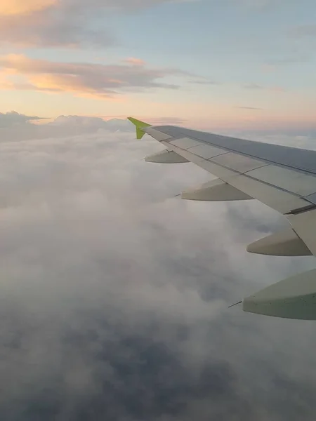 Avión Vuela Entre Las Nubes —  Fotos de Stock