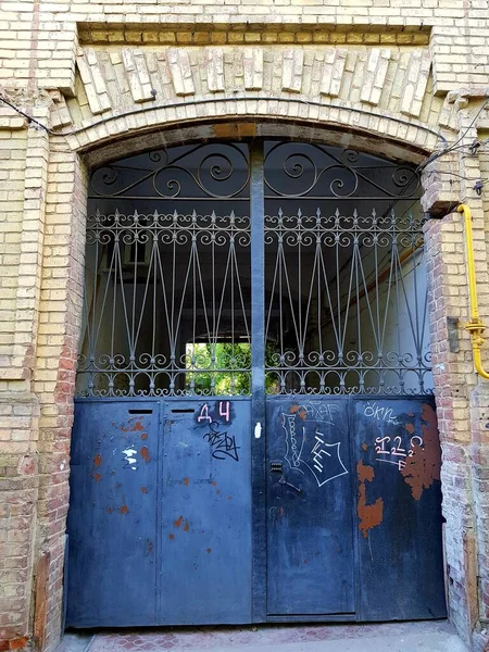 旧石屋的铁门 — 图库照片