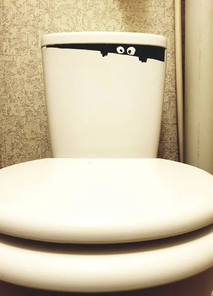 Yaratık Tuvalet Deliğinden Gizlice Bakıyor — Stok fotoğraf