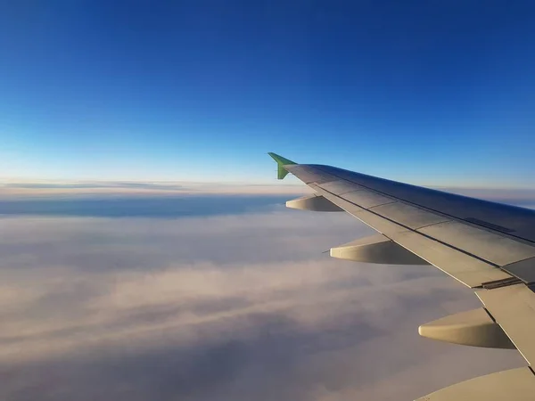 Avião Voa Entre Nuvens — Fotografia de Stock