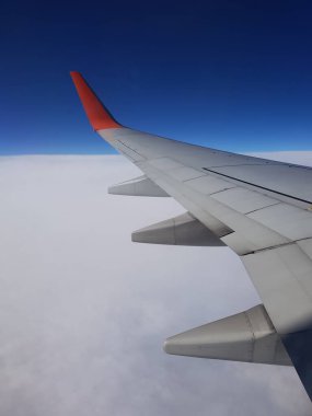 Uçak bulutların arasında uçuyor.