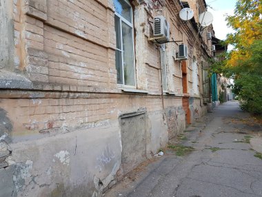 Eski bir taş evin pencereleri kapalıydı.