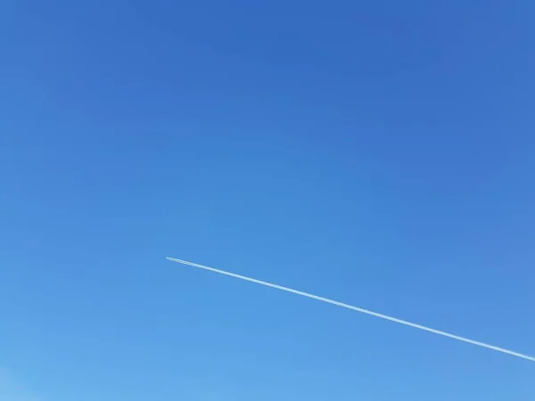 Trilha Avião Branco Céu Azul — Fotografia de Stock