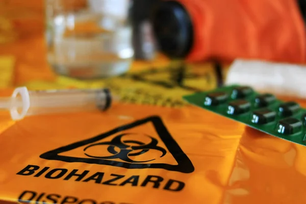 Надпись Biohazard Написана Желтых Пакетах — стоковое фото