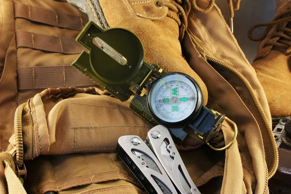 指南针和多工具都在背包里 — 图库照片