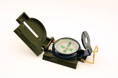 Beyaz arkaplanda avcı için pusula