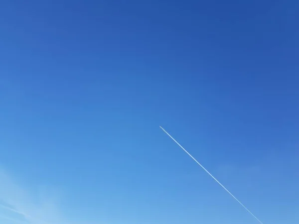 Traço Branco Avião Céu Azul — Fotografia de Stock